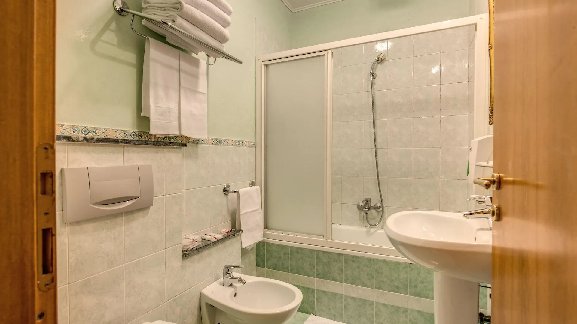 Hotel Montreal Рим 3*,
